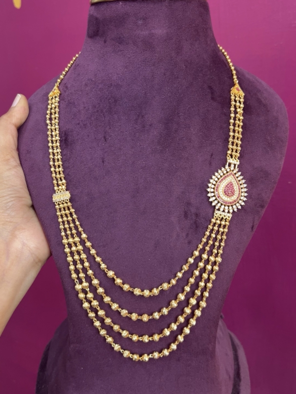 Step chain with side locket